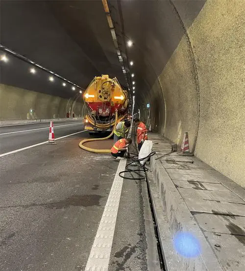 建瓯隧道排水渠清淤